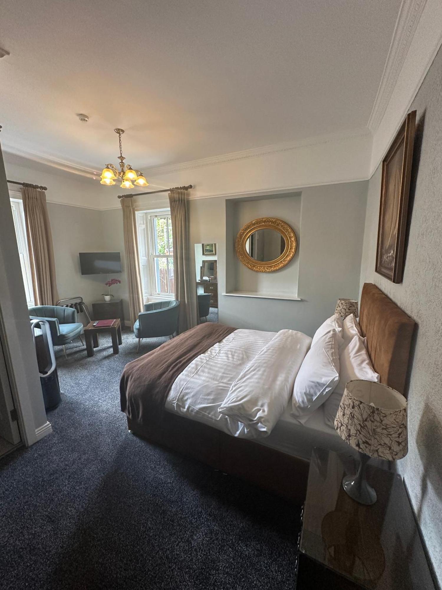 Отель Long Quay House Кинсэйл Экстерьер фото